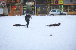 برف بازی گلشهری‌ها در محله ثامن &raquo; پایگاه خبری پورسینا